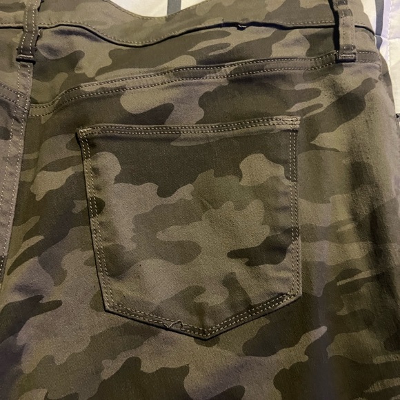 Universal Thread Ankle Length Cropped Cargo Pants. Gently Worn. Size 16/33R. - Picture 12 of 13